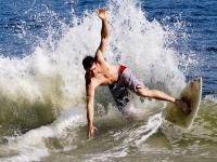 开云体育登录-引擎轰鸣之夜，迪亚斯率队问鼎F1新赛季揭幕战