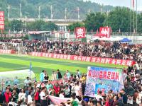 开云体育登录-热闹非凡！球场上下充满激情呐喊声