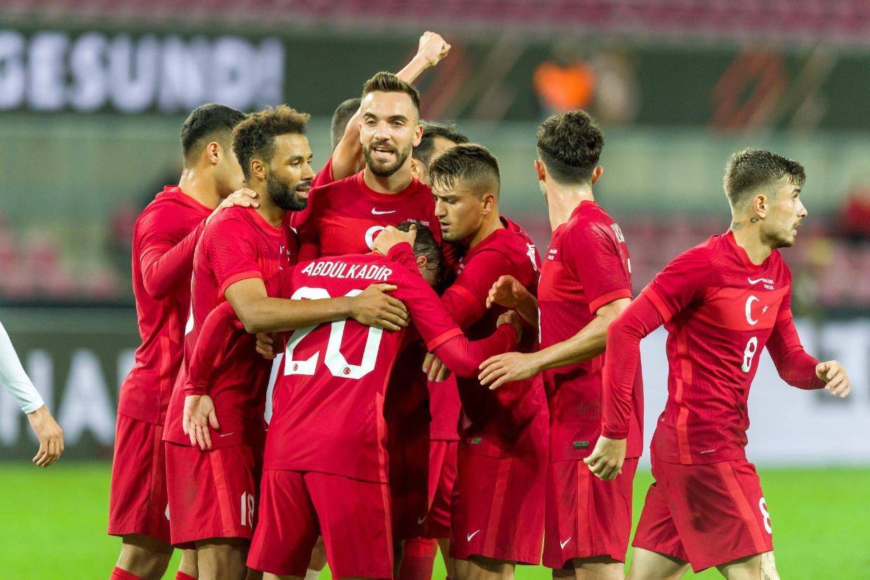 土耳其与荷兰对阵：欧预赛五连胜对决