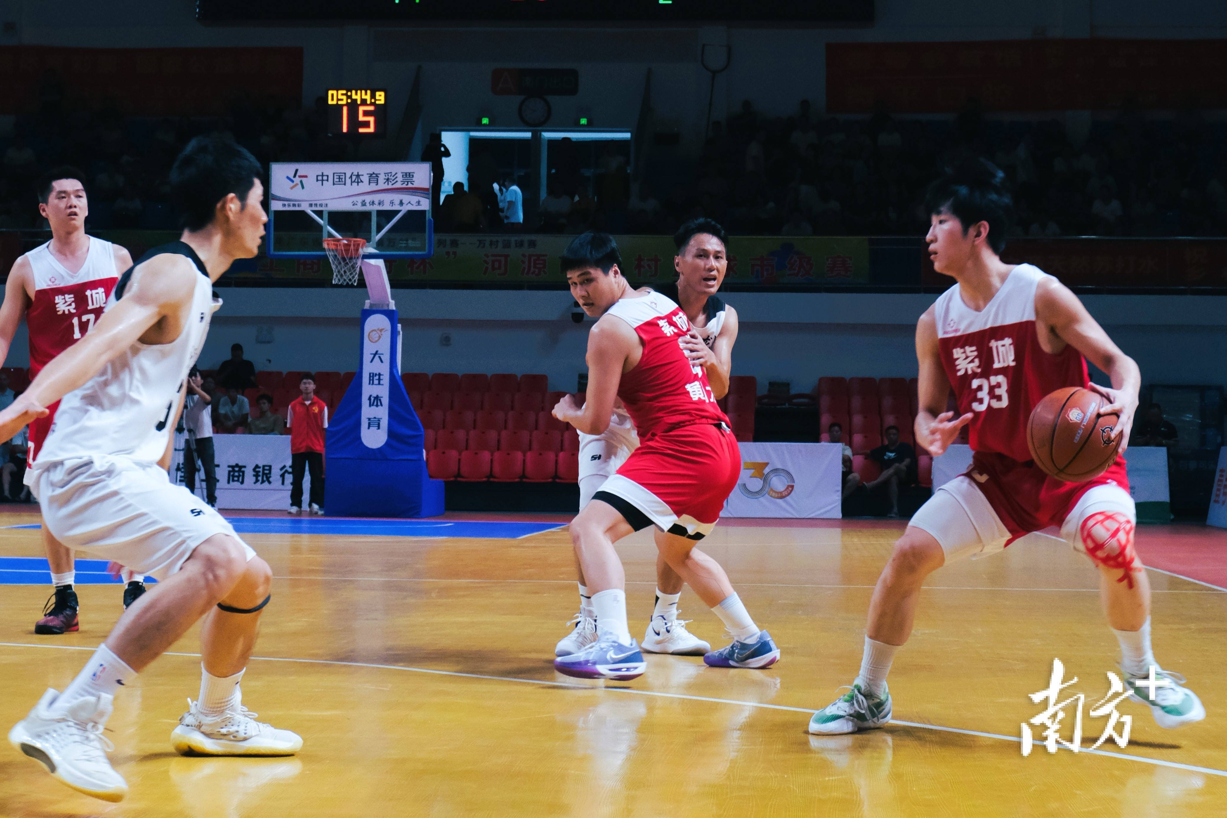 包含篮球比赛激烈对抗，场面火爆精彩的词条