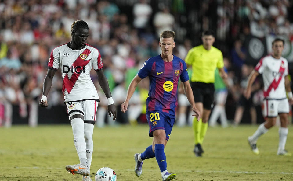 巴萨球员集体低迷,主教练怒斥埃梅里表现! 巴萨球员集体低迷,主教练怒斥埃梅里表现!