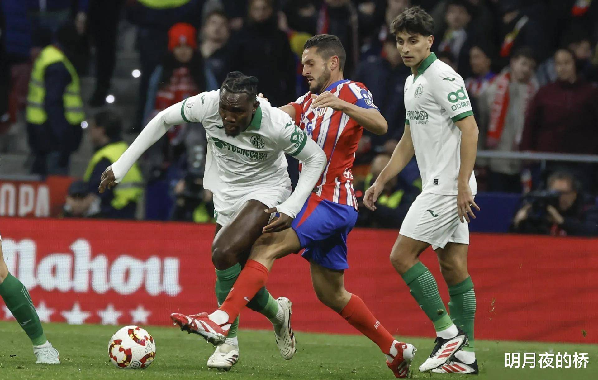 马竞门将神勇扑救,力保球门不失 马竞门将神勇扑救,力保球门不失