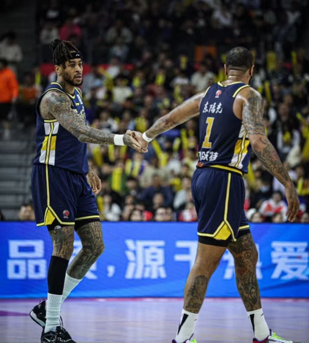 关于外援助攻得手，球队客场大胜领先对手的信息