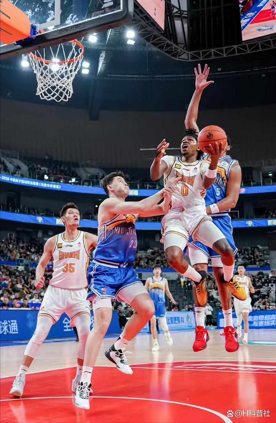 让球员成为赛场焦点的是他们的出色表现 让球员成为赛场焦点的是他们的出色表现