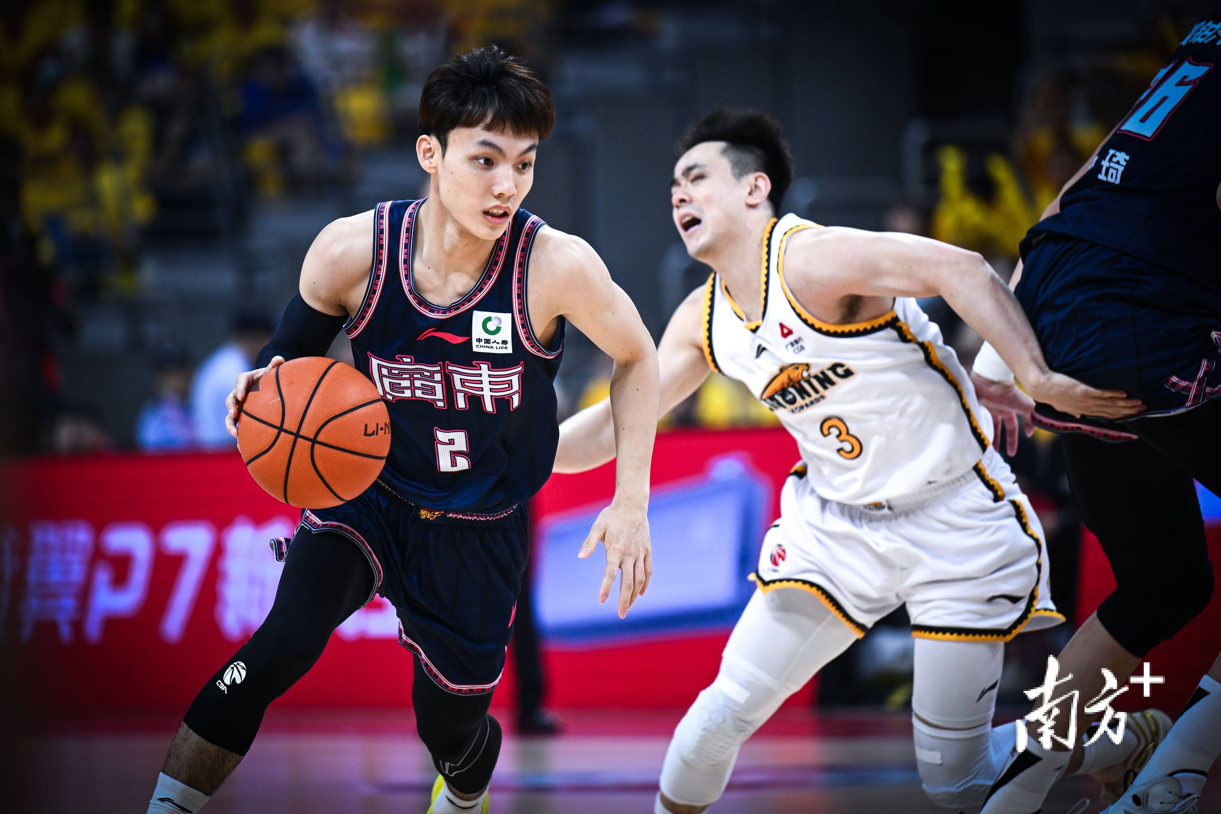 深圳男篮大胜广州队,展现出色实力! 深圳男篮大胜广州队,展现出色实力!