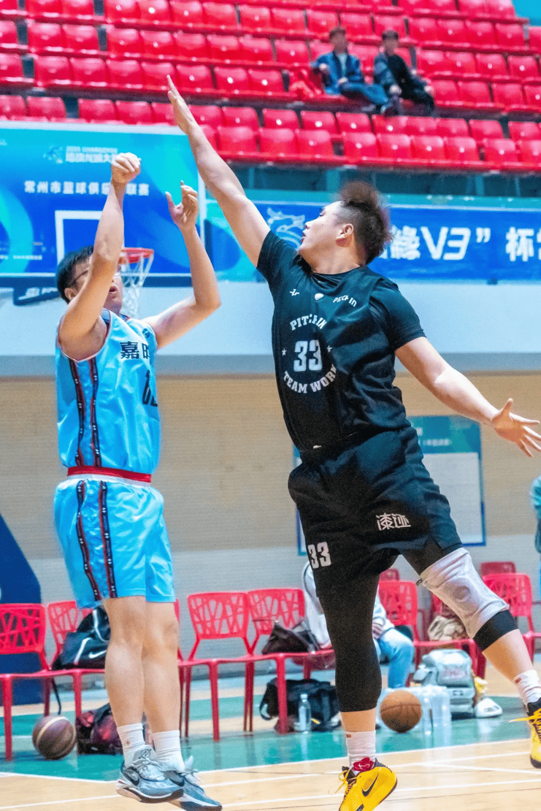 关于顶级篮球联赛内部对决展现热情，球员实力飙升的信息