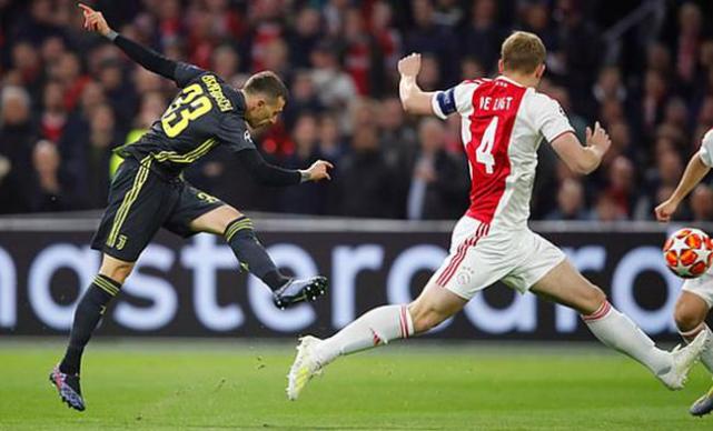 关于阿贾克斯集团队守住了胜利的荣光的信息