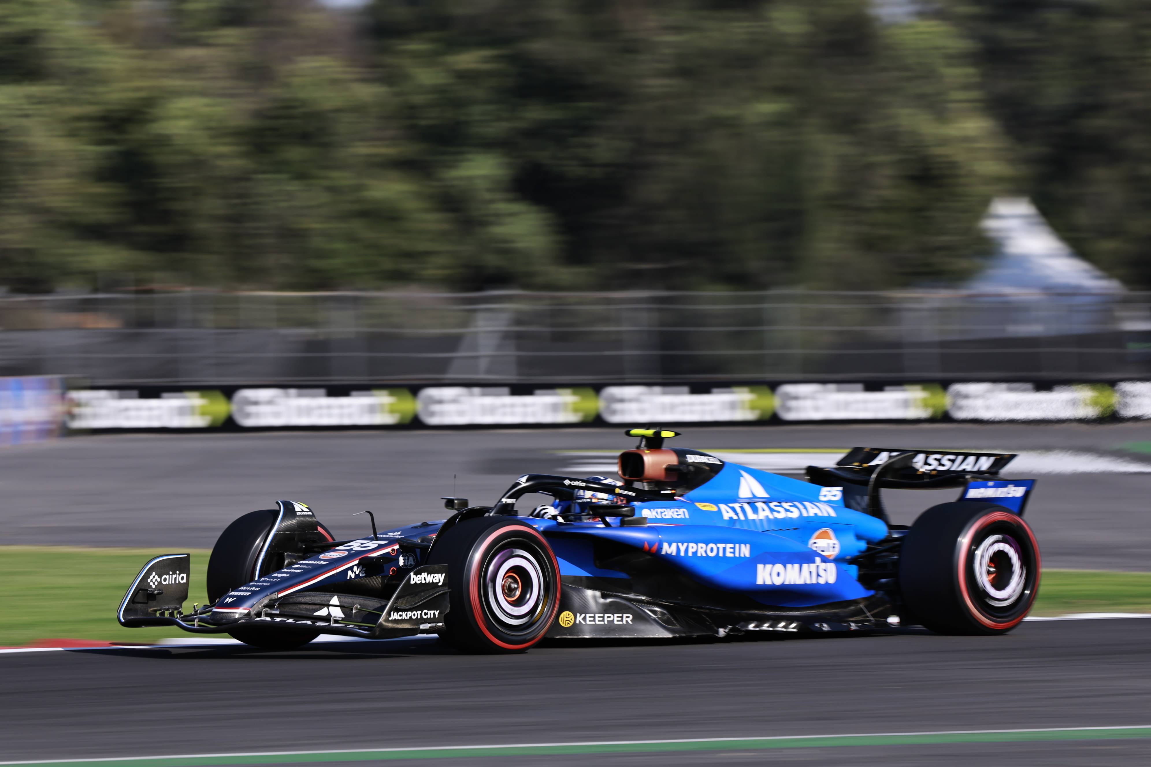 关于威廉姆斯鏖战红牛车队，汉密尔顿带队取胜的信息