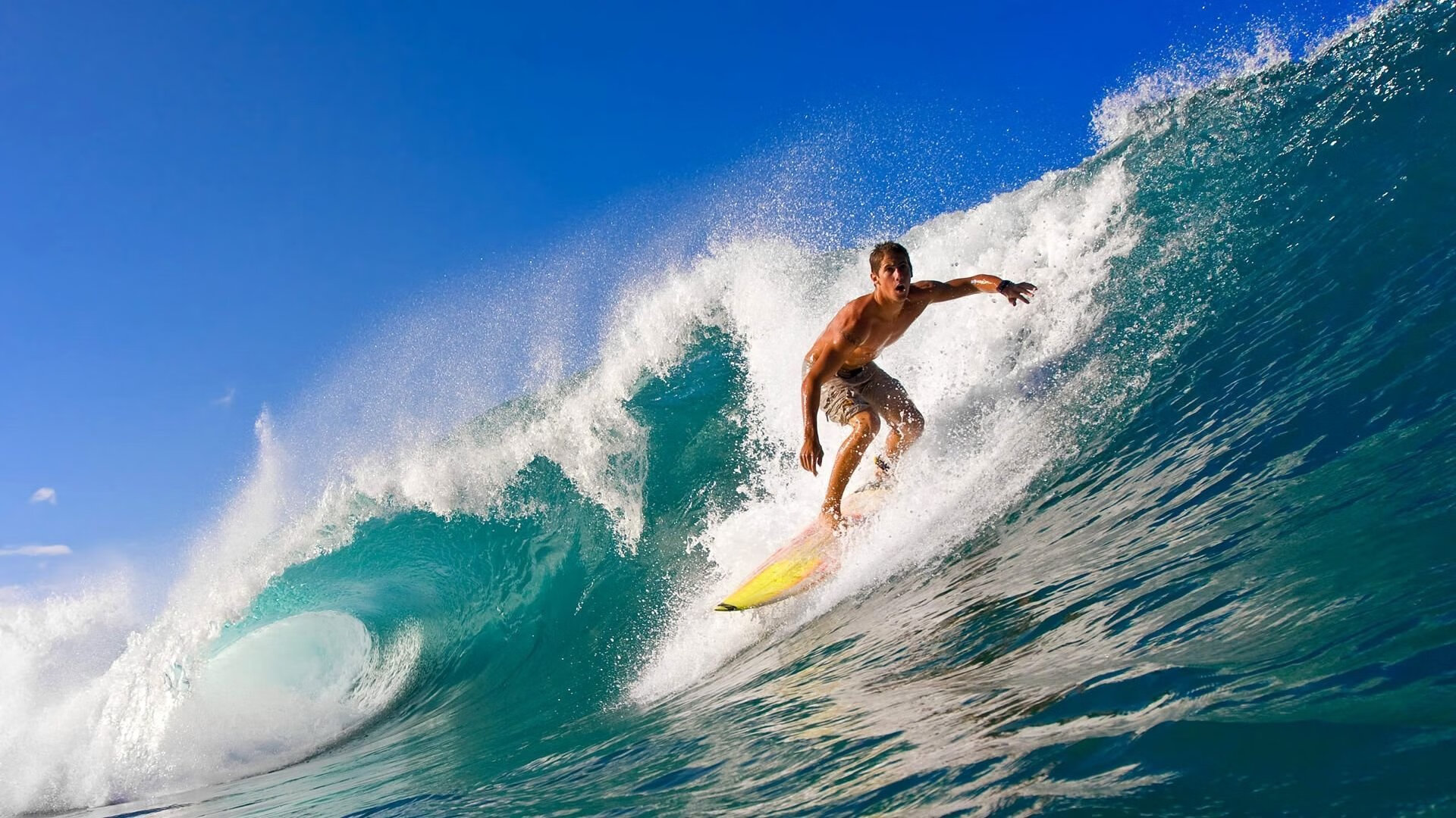 赛道上的红银对决，塞恩斯刷新纪录，法拉利鏖战梅赛德斯